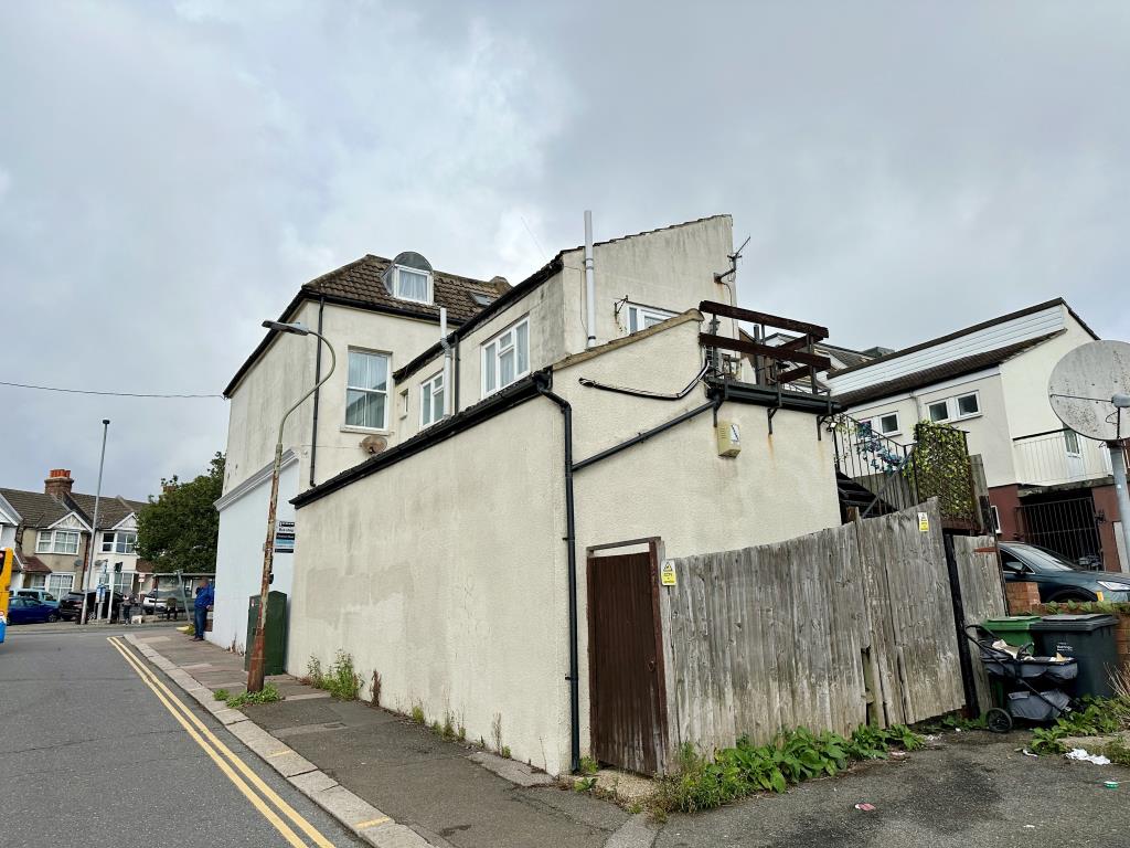 Lot: 76 - MIXED COMMERCIAL AND RESIDENTIAL PROPERTY FOR INVESTMENT WITH PLANNING TO EXTEND AND ADD RESIDENTIAL UNITS - Rear of property